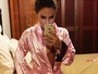 Ex-BBB Natalia Casassola posa apenas de robe para selfie