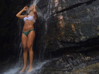 Dany Bananinha mostra corpo sequinho em cachoeira