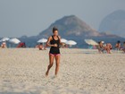 Grazi Massafera corre na praia da Barra da Tijuca