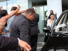 Sem Kanye West, Kim Kardashian deixa hotel no Rio