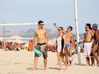 O verão chegou? Famosos aproveitam o dia de sol no Rio para curtir uma praia