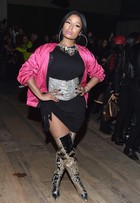 Nicki Minaj usa vestido curtinho para ir a evento de moda na França