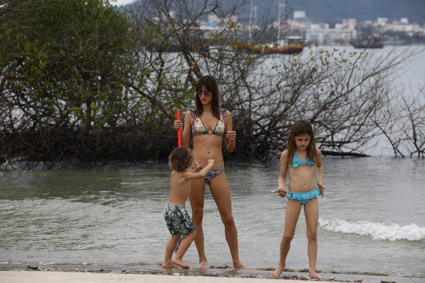Alessandra Ambrósio com os filhos Noah e Anja (Foto: Gabriel Reis/Agnews)