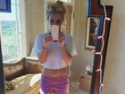 Britney Spears faz pose no espelho e exibe cinturinha