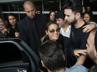 Maite Perroni desembarca no Rio e é cercada por fãs no aeroporto