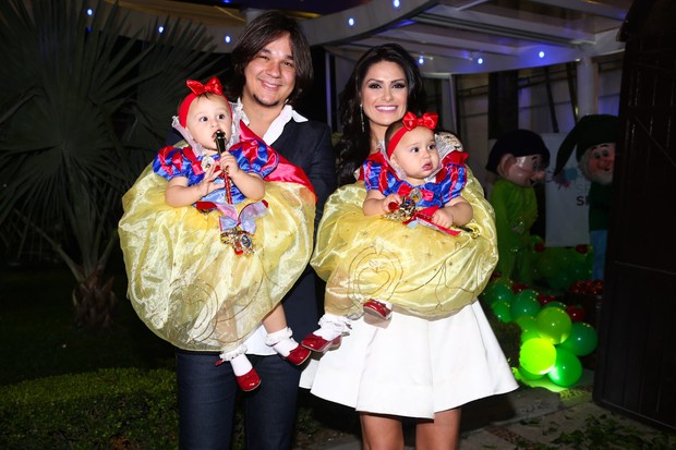 Natália Guimarães com o marido Kiko e as filhas (Foto: Manuela Scarpa e Marcos Ribas/Photo Rio News)