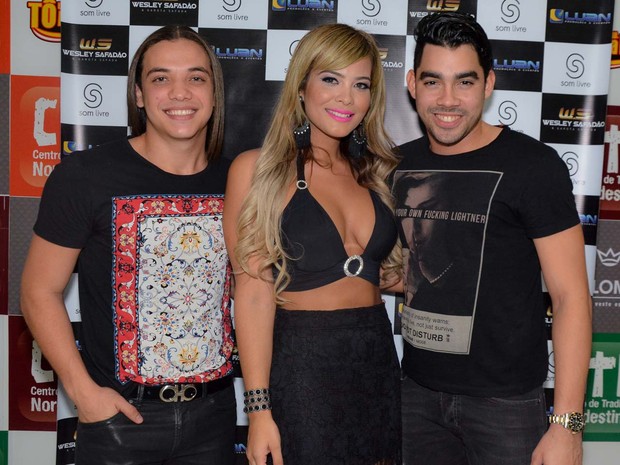 Geisy Arruda com os cantores Wesley Safadão e Gabriel Diniz em show em São Paulo (Foto: Caio Duran e Cibele Nascimento/ CDC Shows e Eventos/ Divulgação)