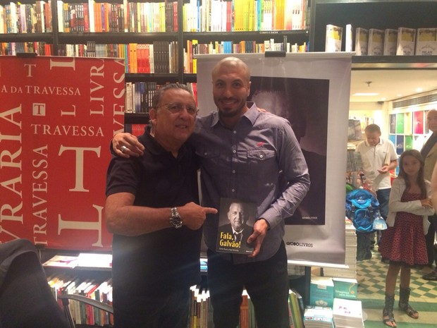 Ex-BBB Fernando e Galvão Bueno em lançamento de livro na Zona Sul do Rio (Foto: Divulgação)