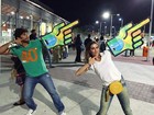 Deborah Secco e Hugo Moura recriam pose clássica de Usain Bolt