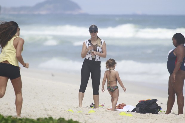 Flávia Alessandra se exercita com os filhos na praia (Foto: Dilson Silva / AgNews)