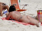 Cristina Mortágua faz topless em praia do Rio