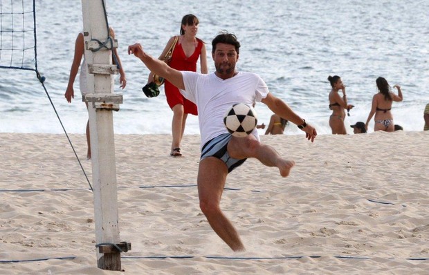 Marcelo Serrado joga futevôlei na praia do Leblon (Foto: André Freitas / AgNews)