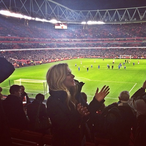 Ludmila Dayer se maravilha com estádio  (Foto: Instagram / Reprodução)