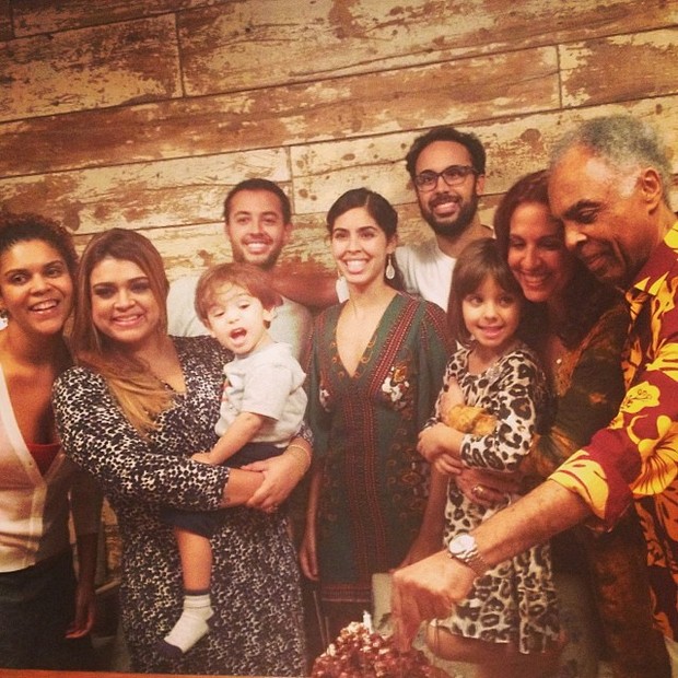 Gilberto Gil com a família no aniversário da mulher, Flora Gil, na Zona Sul do Rio (Foto: Instagram/ Reprodução)
