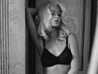 Paris Hilton posa sexy de sutiã