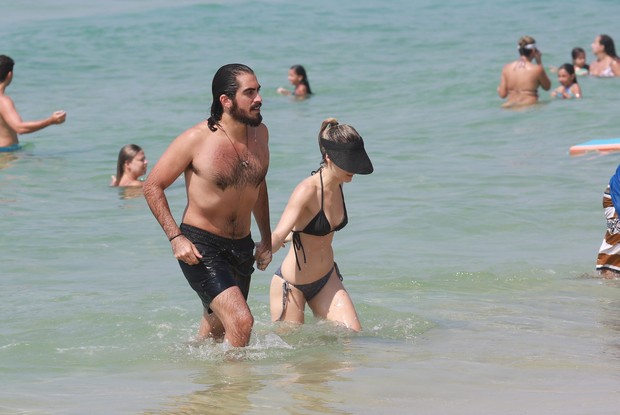 Bianca Bin e o marido na praia (Foto: Dilson Silva / Agnews)