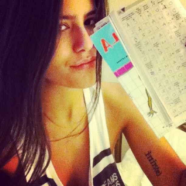 Antonia Morais faz cruzadinhas para espantar insônia (Foto: Reprodução/Instagram)
