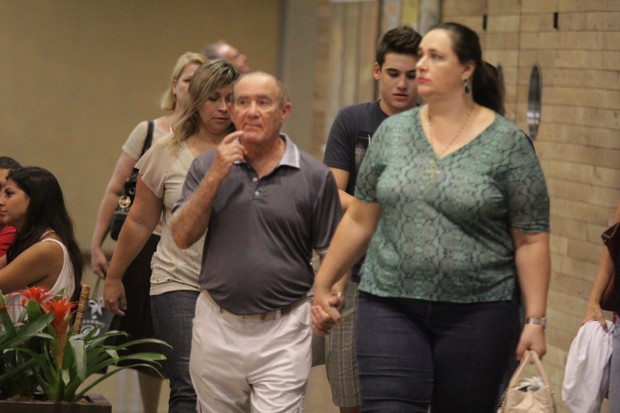 Renato Aragão vai a restaurante com toda a família  (Foto: Derick Abreu / Photo Rio News)