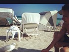 Em Miami com Mariana Rios, Di Ferrero tenta alimentar ave em praia