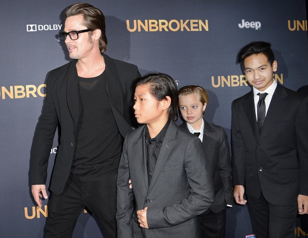 Brad Pitt e os filhos Pax, Shiloh e Maddox em première de filme em Los Angeles, nos Estados Unidos (Foto: Robyn Beck/ AFP)