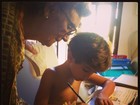 Dira Paes mostra filho fazendo dever de casa com a avó: 'Mais divertido'