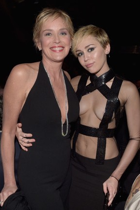 Sharon Stone e Miley Cyrus em evento em Los Angeles, nos Estados Unidos (Foto: Jason Kempin/ Getty Images/ AFP)