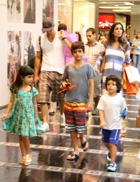 Marcio Garcia e familia no Rio (Foto: Daniel Delmiro / AgNews)