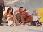 Malvino Salvador curte final de tarde em praia com namorada grávida