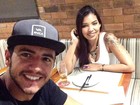 Ex-BBB Matheus tem jantar a dois com DJ no Rio