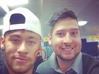 Neymar atende fã em aeroporto antes de embarcar com Bruna Marquezine