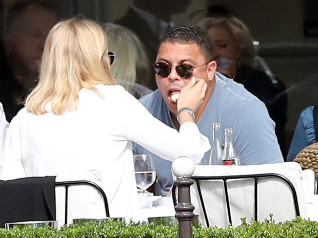 EGO Ronaldo Fenômeno tem almoço romântico com Celina Locks na França notícias de Namoro