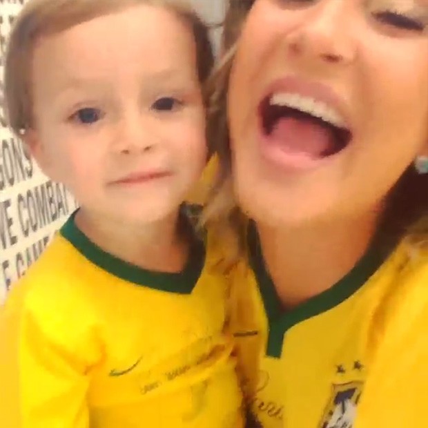 Caudia Leitte e o filho comemoram vitória do Brasil (Foto: Instagram / Reprodução)