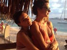 Isis Valverde e Thaila Ayala curtem praia juntas após festa na virada