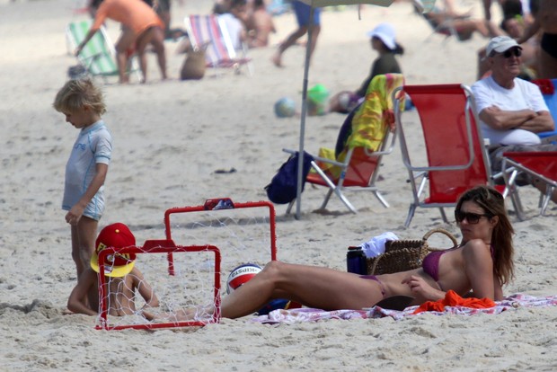 Fernanda Lima com os filhos na praia (Foto: Wallace Barbosa / AgNews)