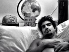 Sem blusa, Caio Castro diz: 'Pensando em como dominar o mundo'