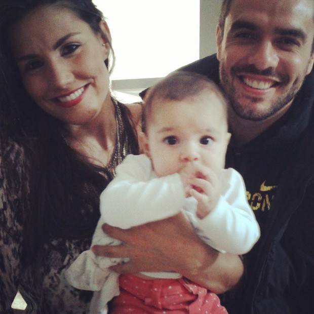 Mariana Felício e Daniel Saulo com a filha (Foto: Reprodução/Instagram)