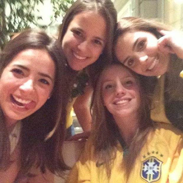 Carol Celico (a direita) assiste a jogo do Brasil com amigas (Foto: Instagram/ Reprodução)