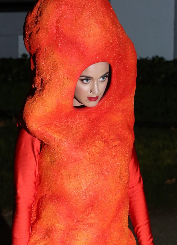 X17 - Katy Perry usa fantasia inusitada em festa de Dia das Bruxas em Los Angeles, nos Estados Unidos (Foto: X17online/ Agência)