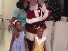 Glória Maria posa com as filhas e Papai Noel na noite de Natal