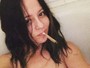 Guta Stresser posa pelada e com cigarro na boca: 'Rê Bordosa'