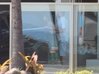 Ronaldo Fenômeno é clicado deixando o prédio com a noiva