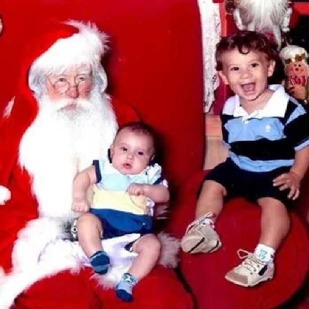Filhos de Priscila Pires com Papai Noel (Foto: Instagram / Reprodução)