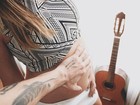 Rubia Baricelli exibe barriguinha de grávida em foto com o marido