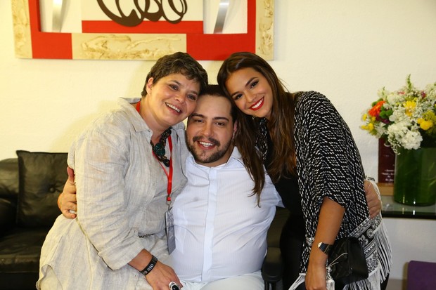 Tiago Abravanel entre a mãe, Cíntia Abravanel, e Bruna Marquezine (Foto: Alex Palarea e Marcello Sá Barretto / AgNews)