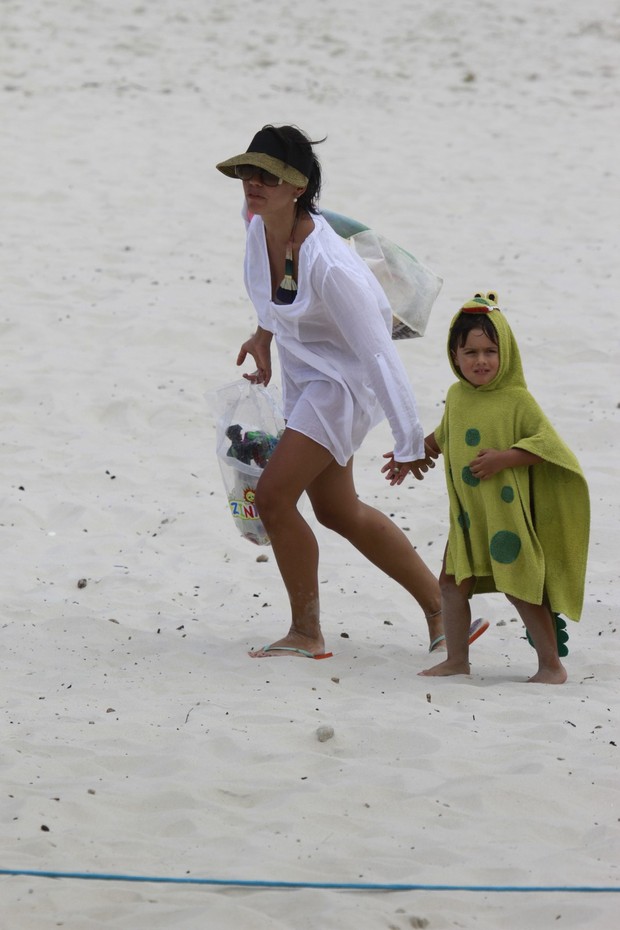 Juliana Knust com o filho na praia (Foto: Dilson Silva / AgNews)