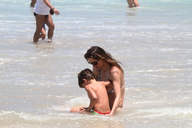 Lavínia Vlasak e filho na praia (Foto: Wallace Barbosa/AgNews)