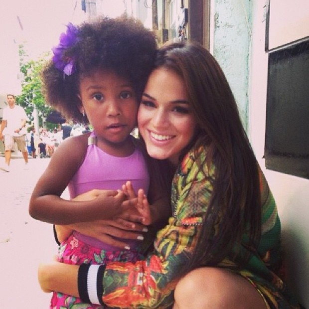 Bruna Marquezine posa com fã mirim (Foto: Reprodução/ Instagram)