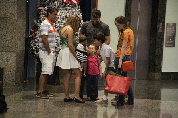 Eles se encontram com Fernanda Rodrigues e família (Foto: Marcus Pavão/Agnews)