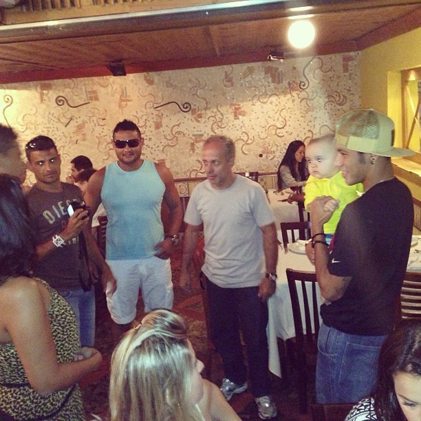 Neymar em churrascaria (Foto: Reprodução_Instagram)