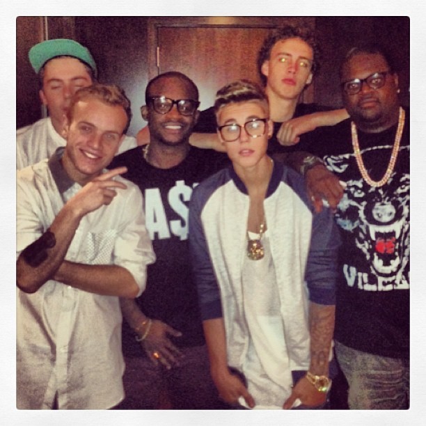 Justin Bieber com amigos em estúdio (Foto: Instagram/ Reprodução)